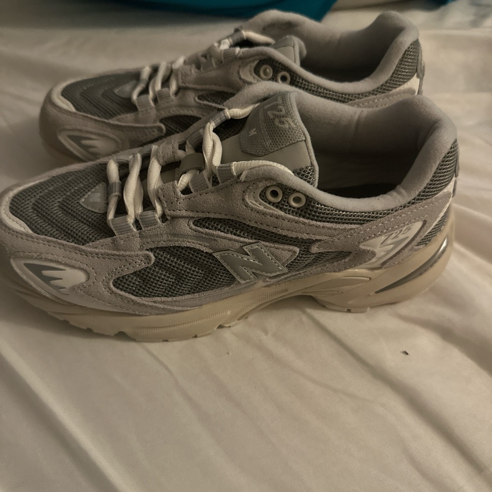 New Balance - Picture 2 of 4
